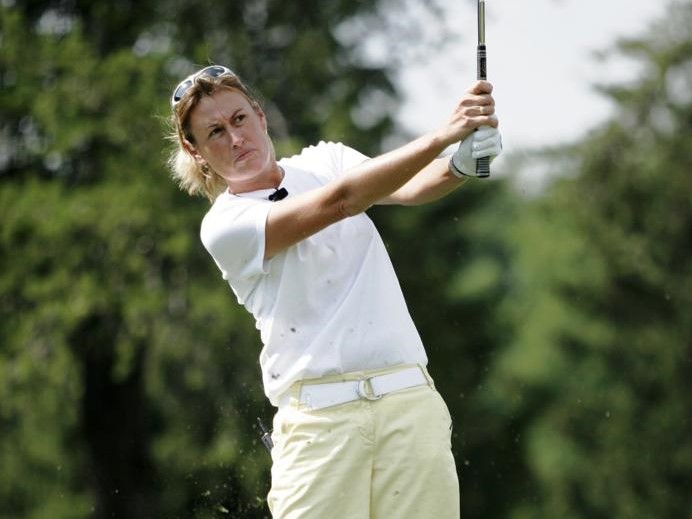 Kelly Robins playing golf.